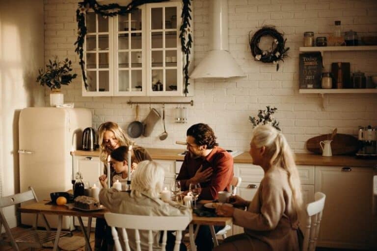 rodzina siedzi przy stole w kuchni