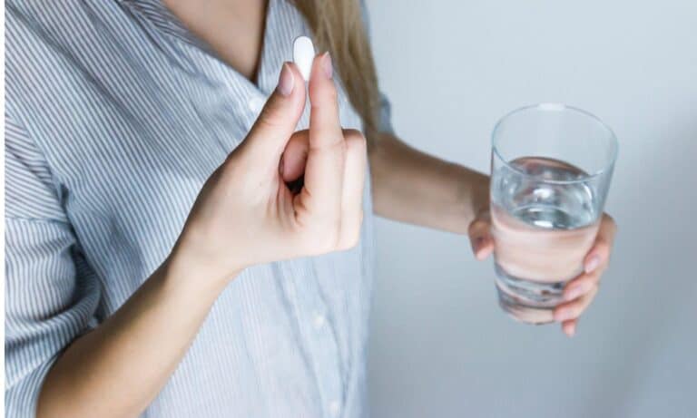 popijanie tabletki wodą ze szklanki